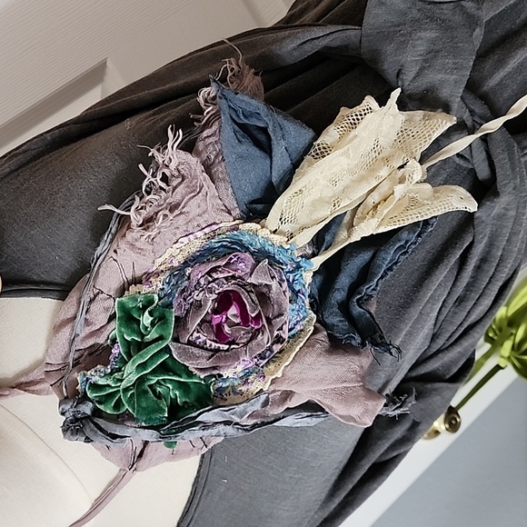 JABOT MOSSIE ANNA ARTISAN DESIGN  NWT - Picture 10 of 13